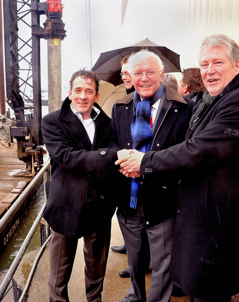 DG Rivierenland. 1e paal Beatrixhaven. Drie havenbaronnen v.l.n.r.: Rolf Maliepaard -alg. directeur De Waal-, Ton de Waal en drs. Ad van Bergum van VEKA. Foto: Hans Roest